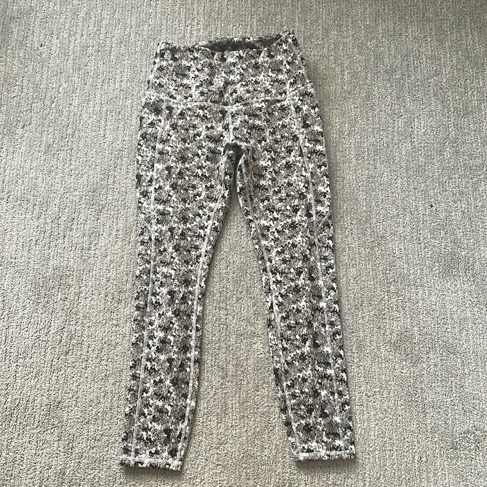Size S/M workout or casual patterned legging with side pockets